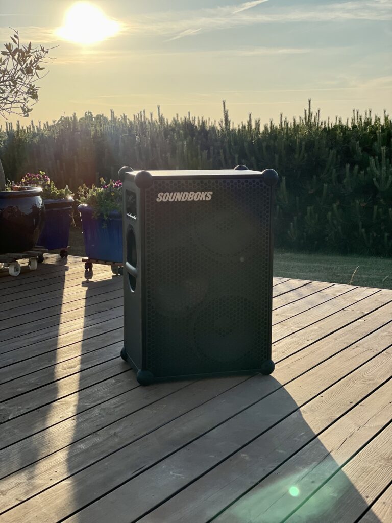 Her ses en Soundboks stående ude i haven