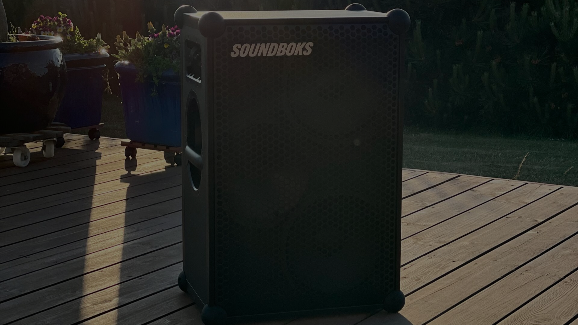 Her ses en Soundboks i haven