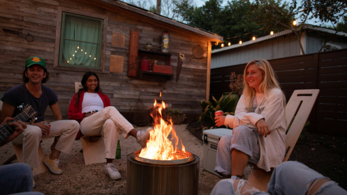 Unge mennesker som sidder ved et bål