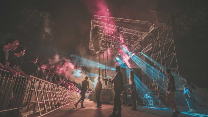 Her ses en scene fra siden, hvor man ser nogle vagter stå og kigge ud mod publikummet