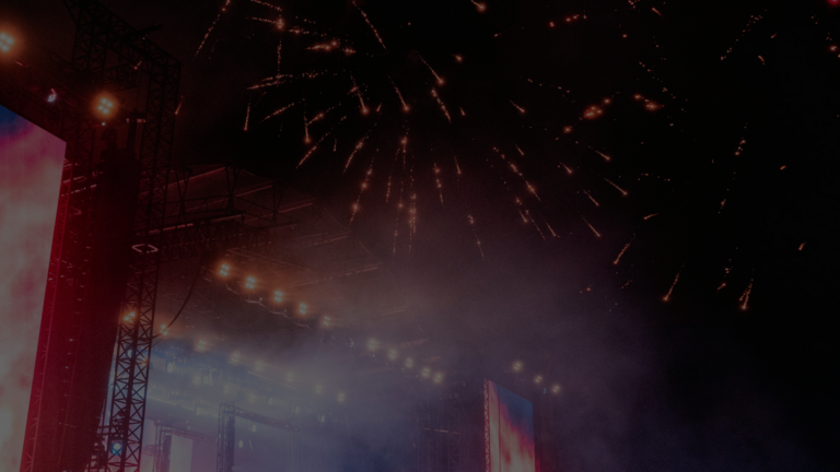 Dette er et billede af en scene, hvor der er fyrværkeri over